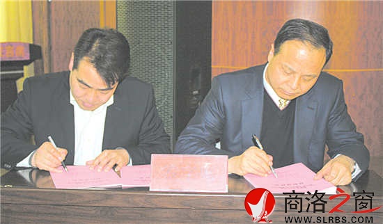 区委书记张盈安与镇办负责人签订党风廉政目标责任书