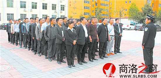 组织镇办部门领导干部和村（社区）干部到商州监狱接受警示教育