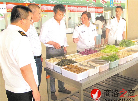 深入学校食堂检查校园食品安全