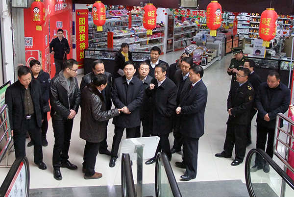 市上领导检查商场电梯安全工作