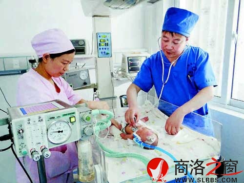 新生儿科的医生与护士正在给患儿检查身体
