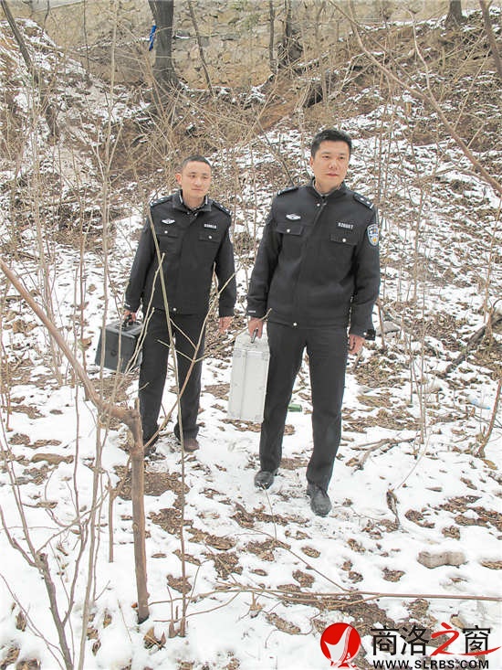踏着积雪，刘岗与刘金锁携带勘察箱急赴案发现场。