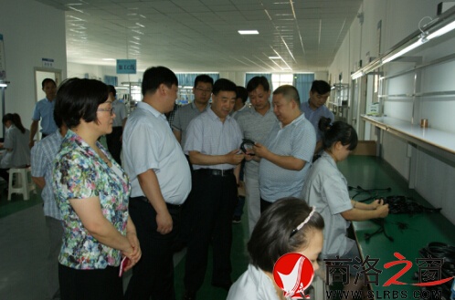 　　在县委副书记、县长崔华锋和市县财政部门的陪同下，张洪斌一行到神州实业电子科技产业园深入了解企业生产销售发展情况