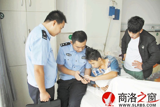 办案民警前往医院向受害人薛某了解被抢劫的过程