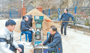 万物竞春时 菇农生产忙