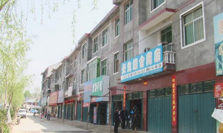 改善群众生产生活环境，提升小城镇建设水平