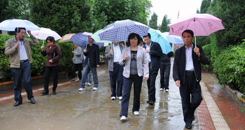 副县长郭菊贤冒雨检查城乡学校灾情