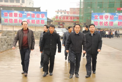 李选良来丹凤中学检查指导学校创卫工作