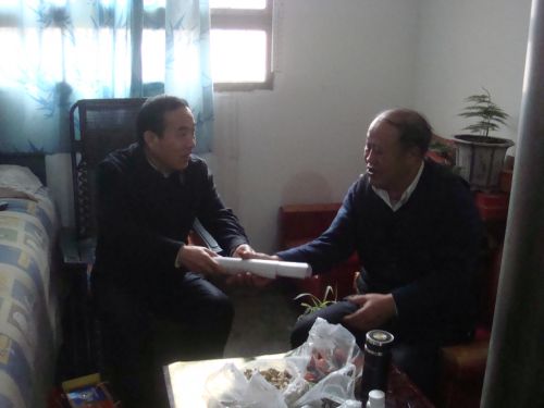 县委书记李选良在春节前夕慰问离退休老干部