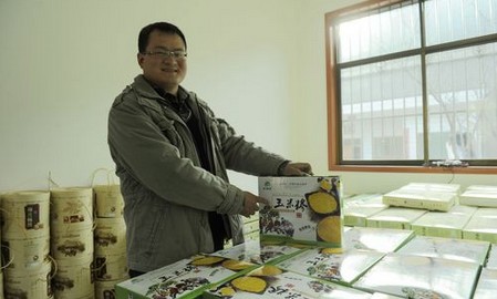 洛南：大学生回乡创业  开发小玉米致富