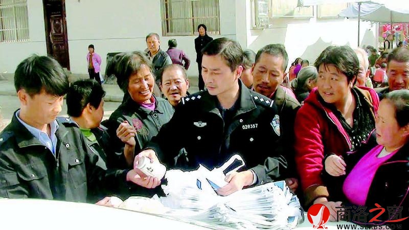 李长青向群众宣传法律法规