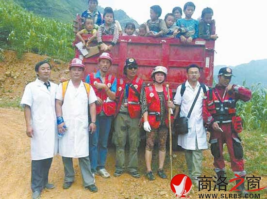 和志愿者一起帮助灾民安全转移