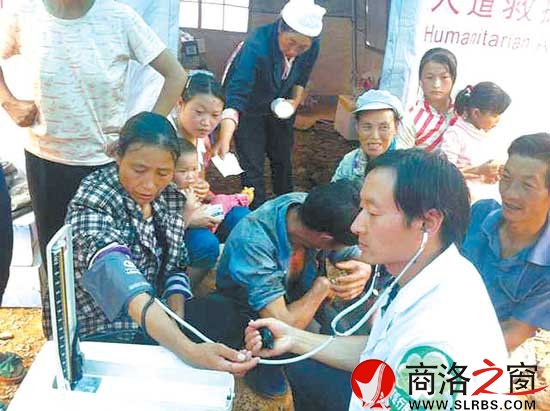 为灾民义诊