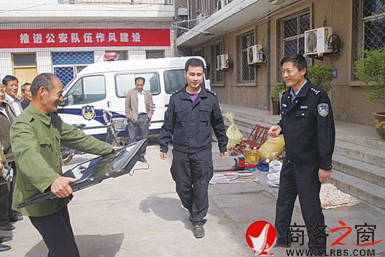 彭琦（右一）为被盗群众发还追回赃物