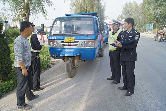 给民警“挑刺”的警察