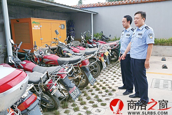 盛宇查看被盗车辆