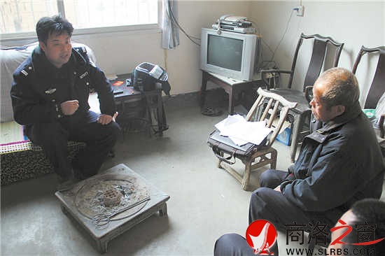郝景峰上门为困难老人办理户口