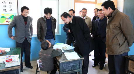 检查矿山工作，看望医护人员——张盈安入月河乡视察