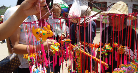 端午临近景村集市节味浓