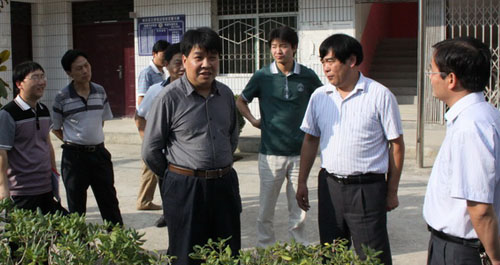 璩泽涛深入社区检查“三有一化”工作