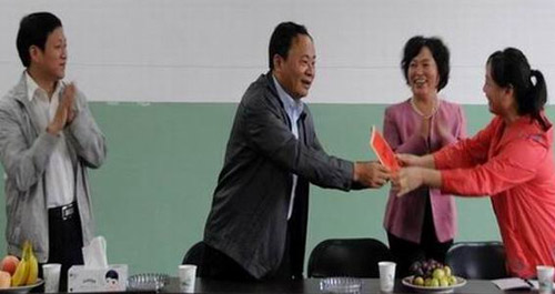 县委书记雷二虎深入城区部分学校慰问教职工