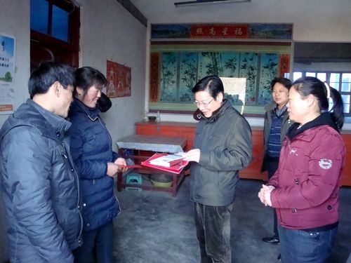 洛南:寒冬送暖情义长