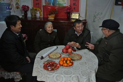 洛南副县长王宇鹏慰问困难群众、党员、烈士家属和劳模