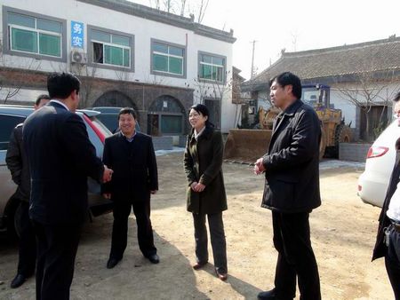 吴爱武看望慰问过境公路拆迁户和工程建设处监理处工作人员