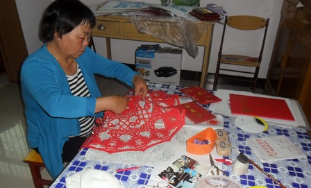 洛南：巧手剪出盛世图