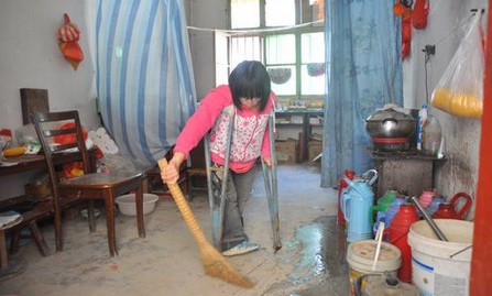 柞水：玻璃女孩双拐撑起大学梦