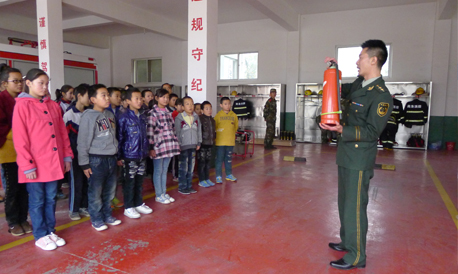 丹凤西河小学师生学习消防安全知识