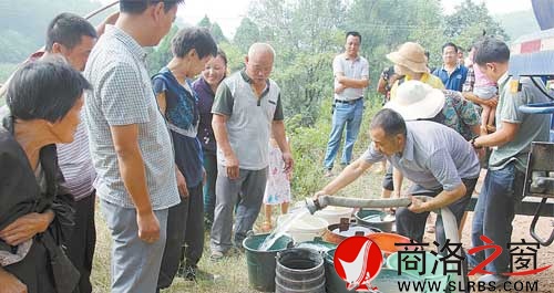 水务局抗旱服务队及时送水到村户
