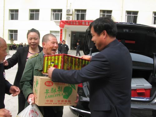 镇安：从穷小子到爱心企业家