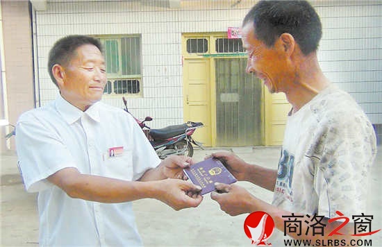 白川社区主任李社民给村民送户口本