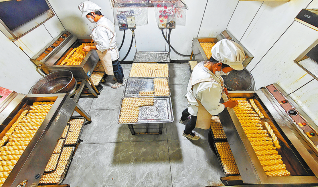 线上线下联动 麻花走俏市场