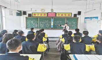 三尺讲台绽芳华