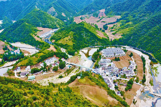 在乡愁守望中昂首奔向振兴路