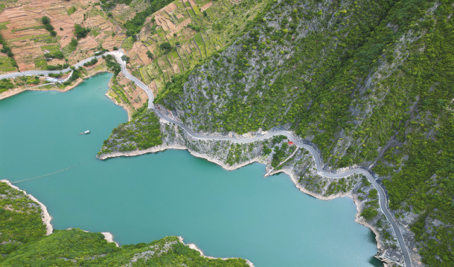 挂壁公路 险峻壮美醉游人