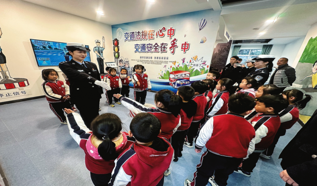 走进教育基地 聆听交通宣讲
