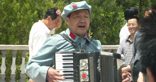 丹凤开展“重走红军路缅怀革命先烈”活动