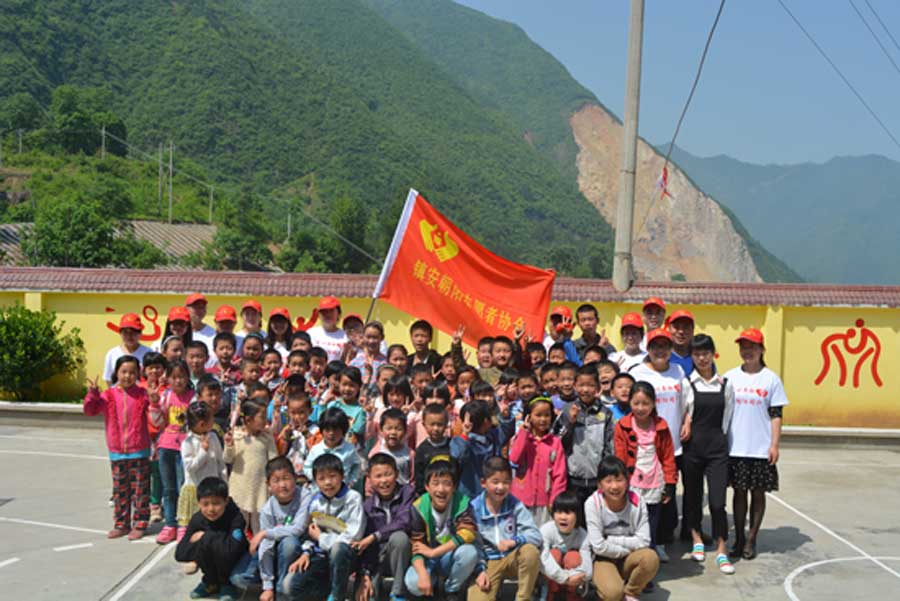 镇安朝阳志愿者到庙坡小学开展“关爱留守儿童、走进校园”活动