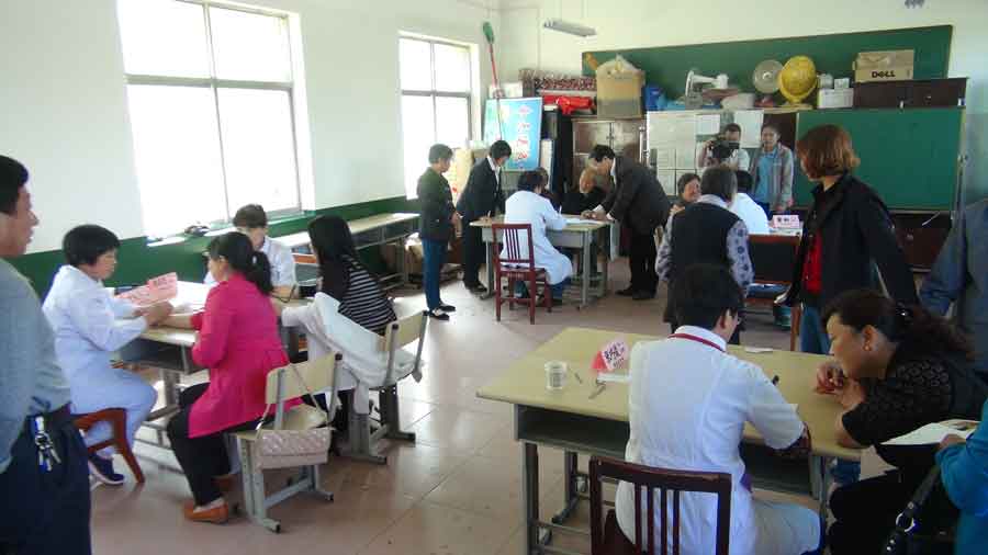 交大专家商南县富水镇开展“送医送药下乡义诊”活动