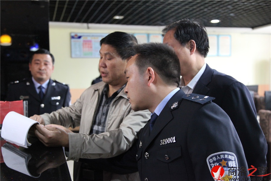 2015年5月文化市场执法人员检查网吧.jpg