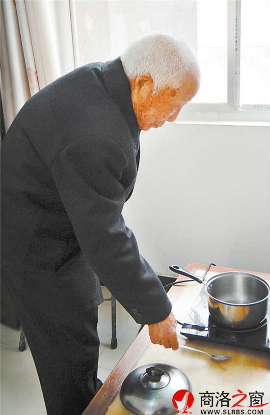郭子春老人虽然已经95岁高龄，但依然能下厨操作。