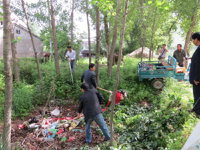 县烤烟办深入兑山村开展环境卫生整治活动