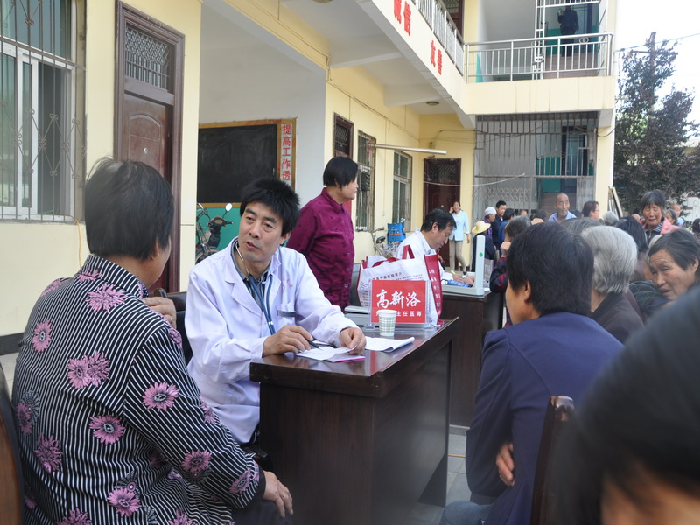 洛南县总工会践行“三严三实” 开展“双包双促”乡义诊活动