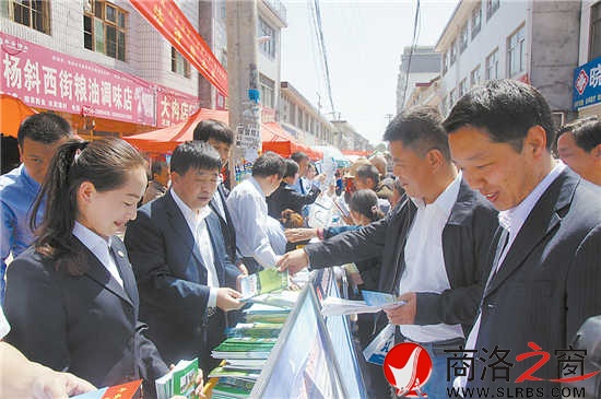 商州区深化“法律服务进万村 推进法治到基层”主题宣传活动,率先在全省开展“三官一律”赶大集活动。图为杨斜镇活动现场。