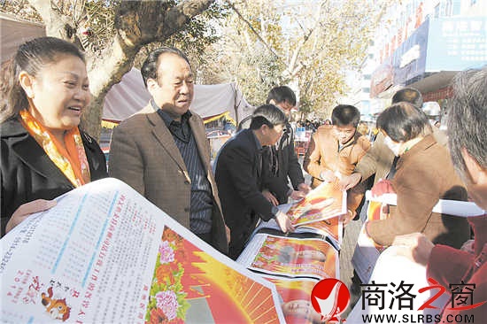 商州区精心策划开展各类主题鲜明、形式多样、内容丰富的法制宣传活动。图为“12·4”国家宪法日暨全国法制宣传日北新街宣传活动现场。