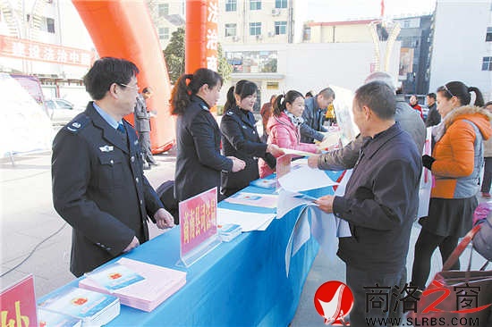 向群众发放法规资料