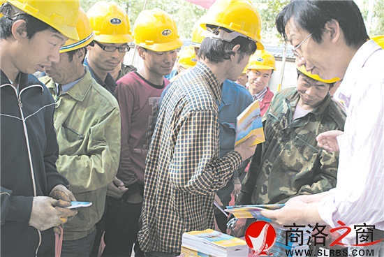 图为柞水县司法局工作人员送法进重点项目建设工地现场
